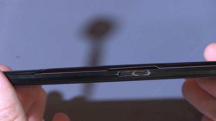 Ladeanschluss an der linken Seite des Telefons (Bild: Klaus Bardenhagen)